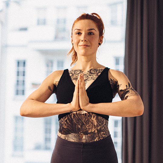 Frau macht zuhause Yoga