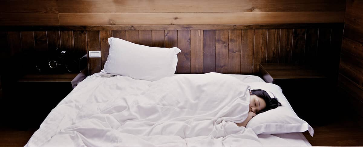 Mieux domir grâce à la mélatonine femme qui dort